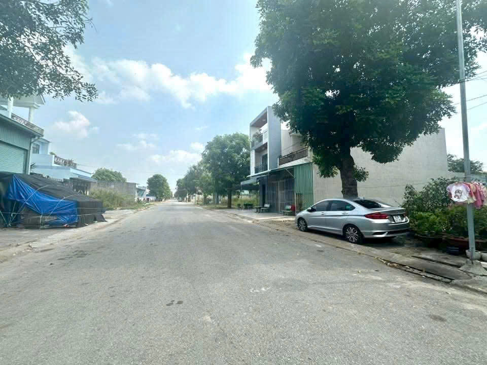 Bán nền đường số 2, KDC Hoàng Long , thị trấn Bến Lức dt 110m2 giá 2,3 tỷ