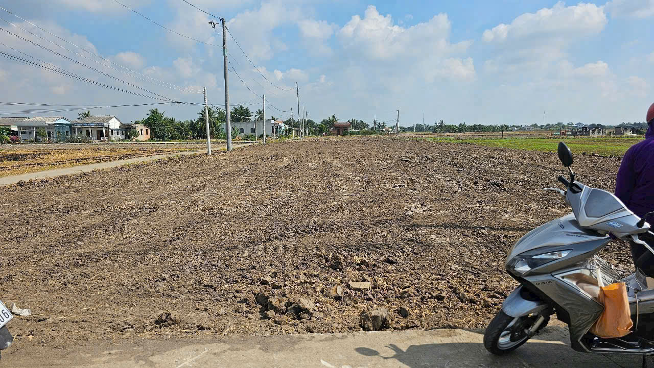 Bán đất thổ cư mặt tiền Nguyễn Văn Thọ , xã Lạc Tấn , Tân Trụ dt 120m2 giá giảm còn 550 triệu