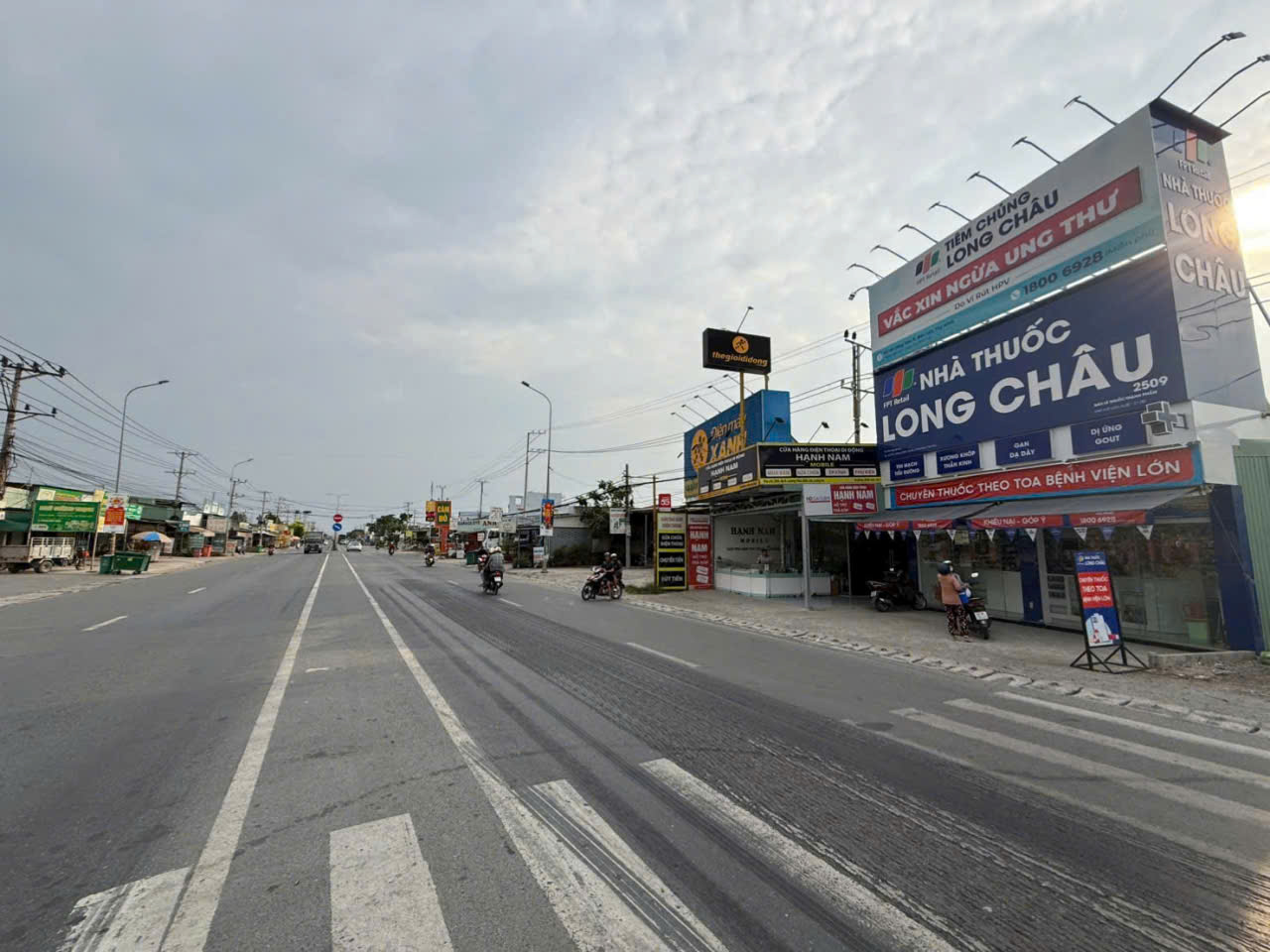 Bán đất thổ lúa mặt tiền ĐT 824 , ấp 8 , Lương Hòa, Bến Lức dt 320m2 ( 130m2 thổ) giá 8,4 tỷ