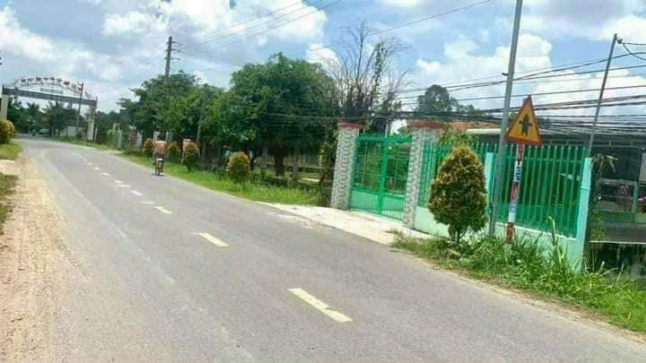 Bán nhà sân rộng mặt tiền đường Giồng Lớn ,Đức Hòa Thượng dt 432m2 full thổ 3pn,2wc giá 4,5 tỷ