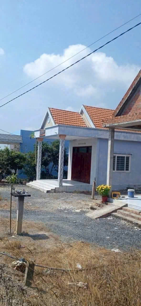 Nhà đẹp mái thái xã Bình Đức, Bến Lức, Long An tổng dt 1000m2 3pn 2wc giá 2 tỷ