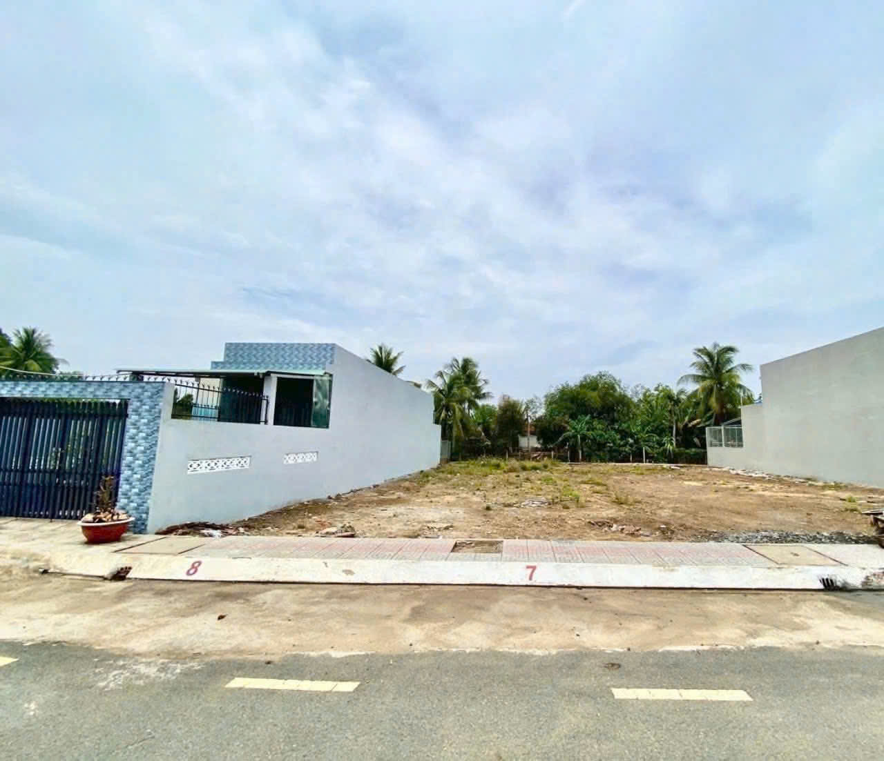 Bán 2 nền thổ cư trong KDC Xóm Bà Vệ , xã Long Định  dt 138m2 giá 1,7 tỷ +  dt 161m2 giá 2,1 tỷ 