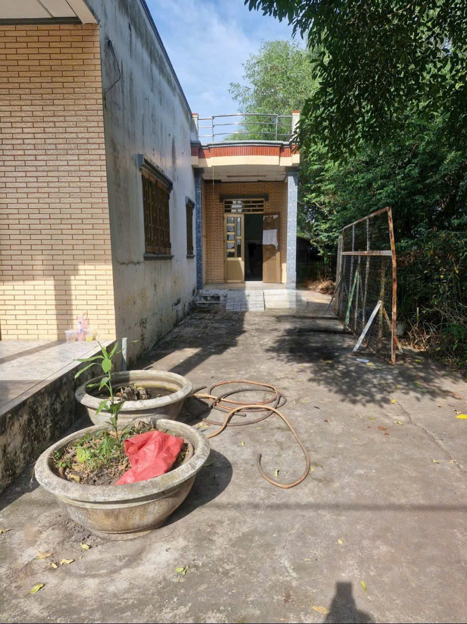 Bán nhà mt liên xã Long Định - Long Cang, xã Long Định,dt 300m2 full thổ 2pn 2wc giá 3 tỷ