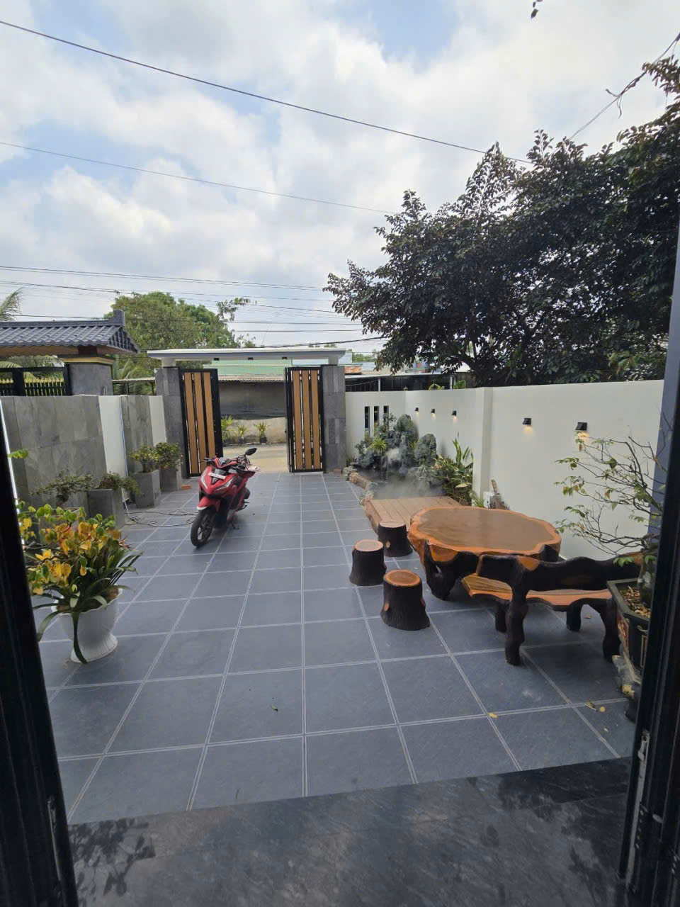 Bán Villa sân vườn kế chợ Long Thượng dt 198m2 , 1 lầu , 3pn,3wc giá 4,6 tỷ