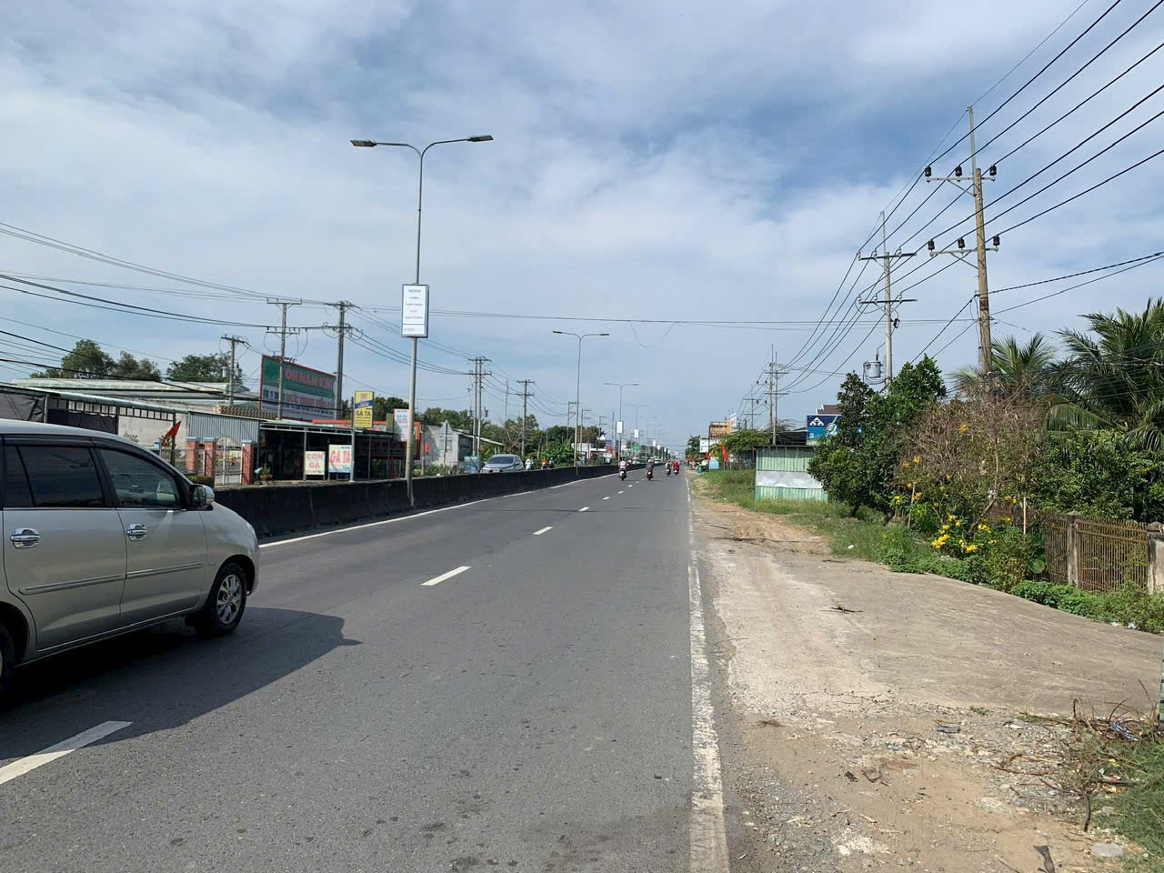 3273m2 đất mặt tiền ĐT 824 xã Lương Hòa, Bến Lức, Long An giá 35 tỷ