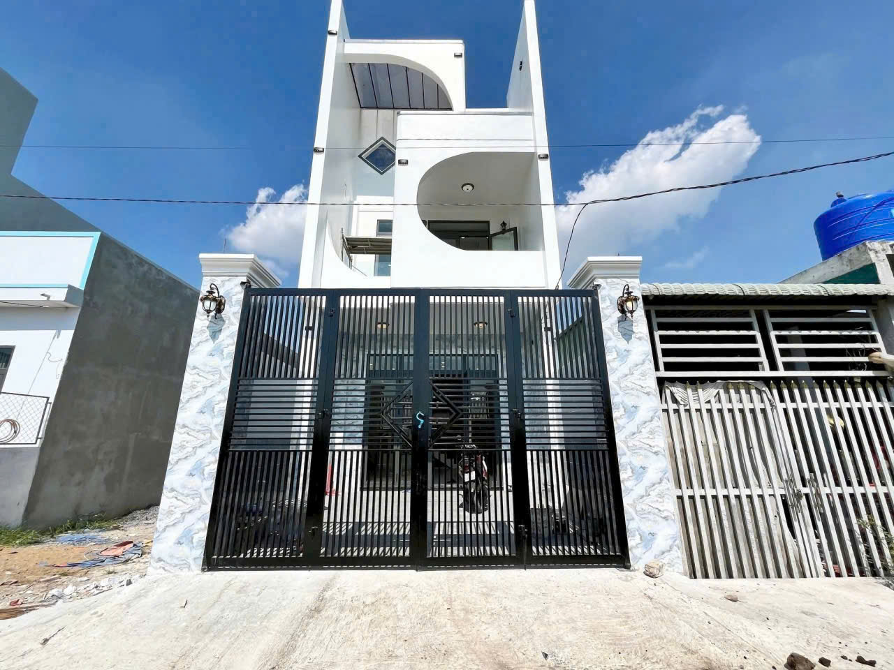 Bán nhà mới xây đường beton oto xã Đức Hòa Hạ dt 125m2 1 lầu 3pn,3wc giá 2,95 tỷ
