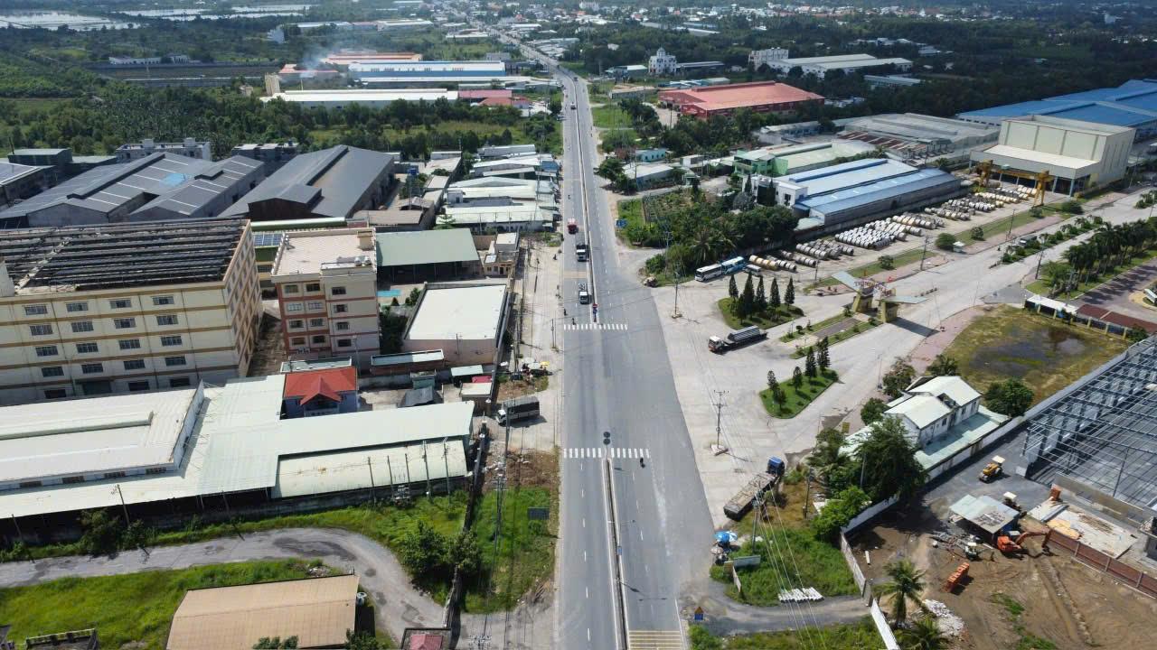 Đất mặt tiền TL 824, xã Lương Bình tdt 9800m2 ( 800m2 thổ + kho 560m2 + văn phòng 200m2) giá 50 tỷ