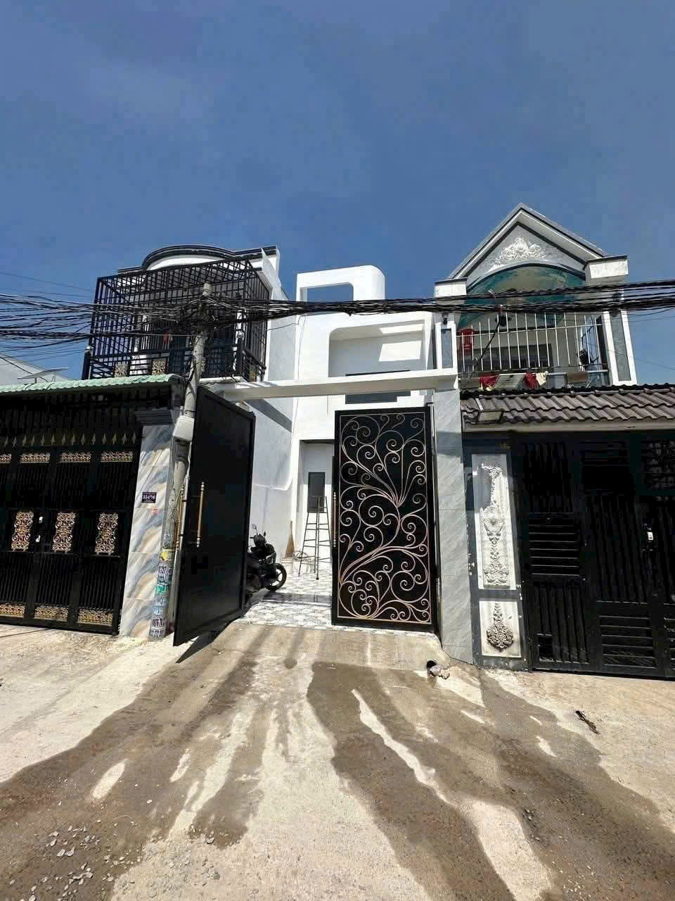 Nhà đẹp khu phố 4, thị trấn Đức Hòa dt 92m2 1 lầu 3pn 2wc giá 2,05 tỷ