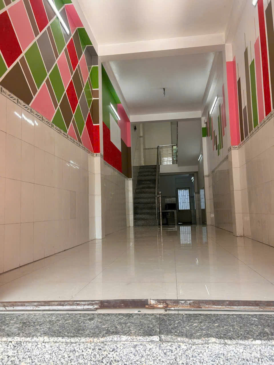 Bán nhà mt kinh doanh Nguyễn Hữu Thọ, thị trấn Bến Lức dt 56,7m2 3 lầu 4pn, 3wc giá 5,45 tỷ